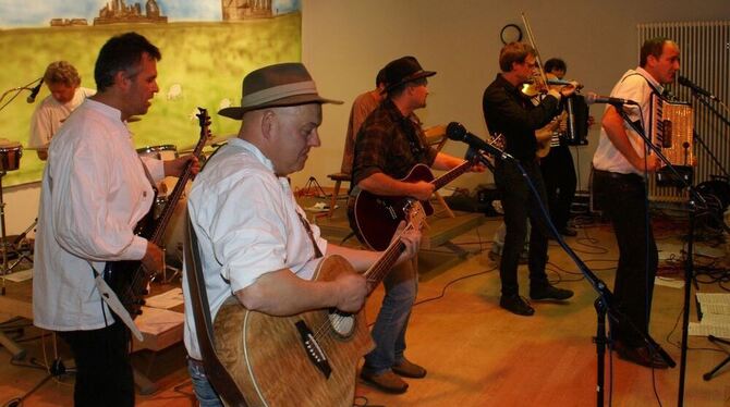 Die Gruppe Lads go Buskin mit Uwe Morgenstern (rechts) am Akkordeon.  FOTO: FRÜH