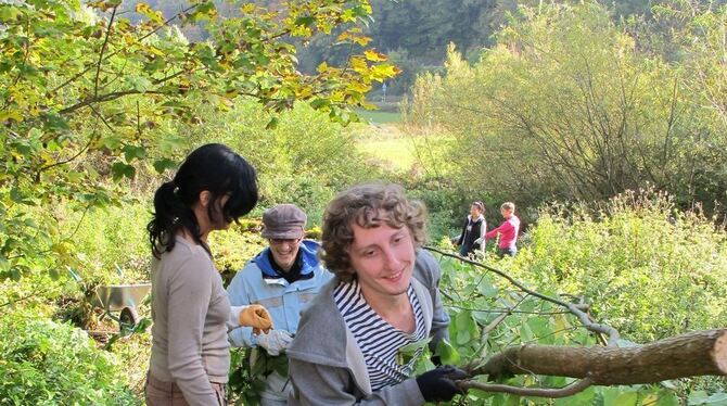 Bevor die neuen Wege präsentiert werden konnten, mussten alle Teilnehmer kräftig zupacken: Camp-Leiterin Sofia (26) und Teilnehm