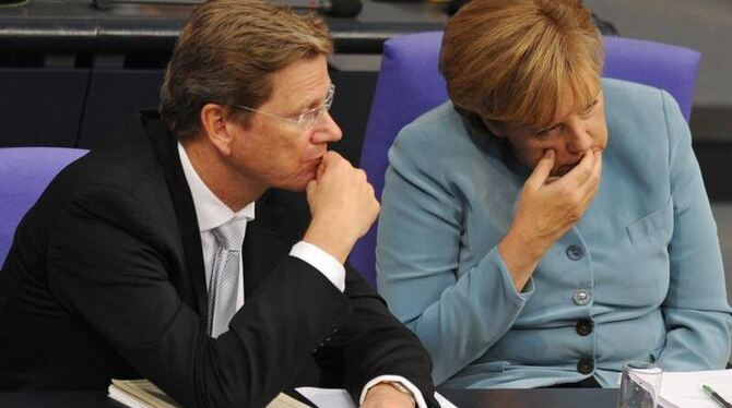 Bundeskanzlerin Angela Merkel (CDU) und Außenminister und Vizekanzler Guido Westerwelle (FDP): Nur 35 Prozent der Wähler würd