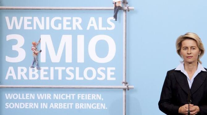 Bundesarbeitsministerin Ursula von der Leyen (CDU) vor einem Werbeplakat.