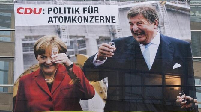 Greenpeace wirft der CDU vor, bei der Atomenergie Klientelpolitik zu betreiben. Auf dem Plakat ist Merkel mit RWE-Chef Jürgen