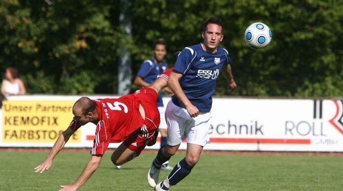 Ein Duell zwischen Benedikt Müller (links) und André Roll aus der vergangenen Saison. Wer bringt dieses Mal wenn zu Fall? FOTO: