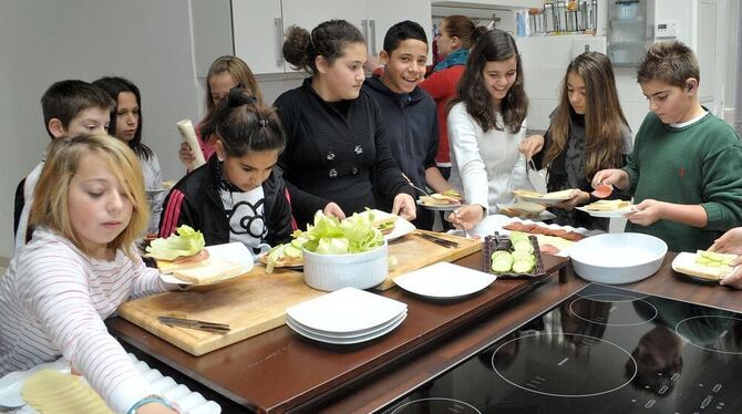 Gesittet ging's auch in der Küche zu. Kein Drängeln, kein Schubsen und kein Geschrei beim Belegen der Sandwiches. FOTO: NIETHAMM