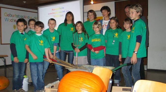 Für besondere Leistungen erhielten die jungen Burgweggärtner schmucke grüne Shirts und Zertifikate. GEA-FOTO: SCHEIB