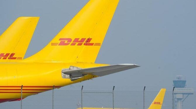 DHL-Frachtmaschinen stehen auf dem Flughafen Leipzig/Halle: Zwei eher zufällig vereitelte Bombenanschläge mit Luftpostpaketen