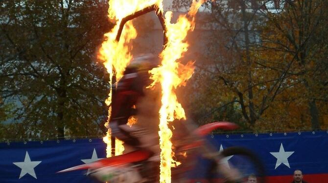 Spektakulär: Mit dem Motorrad durchs »brennende Tor«.  FOTO: KABLAOUI