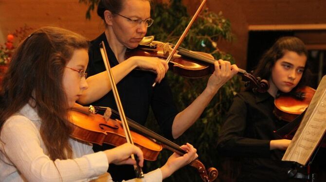 Konzentriert: Mitglieder des Kasparin-Quartetts im Benefizkonzert der Bad Uracher Bürgerstiftung. FOTO: LEISTER