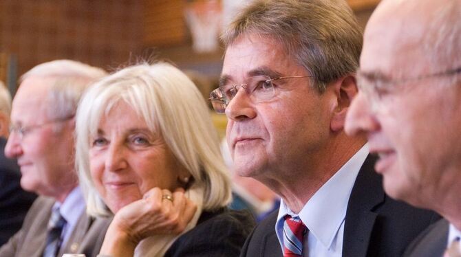 Gerd Weimer (zweiter von rechts) mit dem Vorsitzenden des VdK-Kreisverbands, Manfred Brüssel (ganz rechts). Als Sprecher hatte W