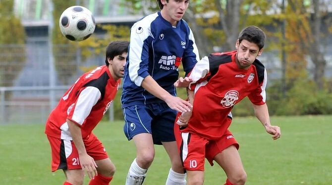 Maurizio Ricciardi (links) und Leonardo Bruno (rechts) vom SSV Reutlingen II im Duell mit dem Mössinger Shkelqim Jakupaj. GEA-FO