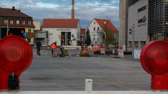 Da hilft nur Drehen und Wenden: Die alte B 28 bleibt am Rösegarten bis Ende des Monats gesperrt.  FOTOS: PFISTERER