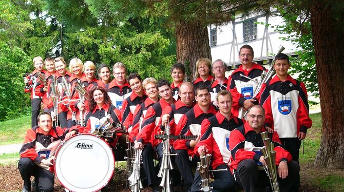 Der Spielmanns- und Schalmeienzug in seinem Jubiläumsjahr. Die Uniform ist in den Stadtfarben Blau, Weiß und Rot gehalten.  FOTO