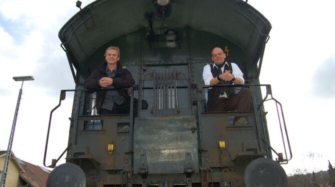 Münsinger Alb-Bahner mit Dampflok-Sorgen: Simon Niemann (links) und Bernd-Matthias Weckler.  FOTO: PR