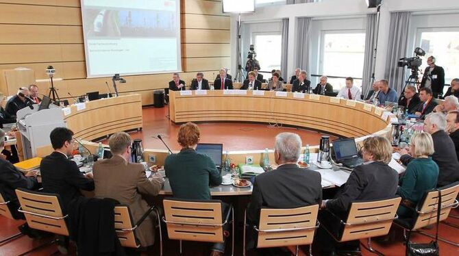 Blick in den Verhandlungssaal während der dritten Runde der öffentlichen Schlichtungsgespräche zu Stuttgart 21 im Rathaus von