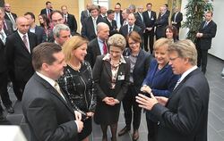 Hoher Besuch bei der Manz Automation AG (vorne von links): Ministerpräsident Stefan Mappus, Ulrike Manz, Reutlingens Oberbürgerm