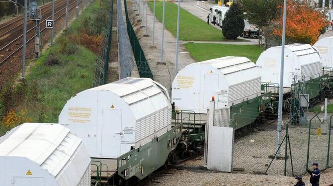 Kurz nach Verlassen des Bahnhofs von Valognes wurde der Schwerlastzug von Aktivisten gestoppt.