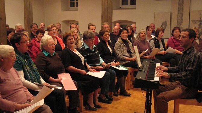 Rund achtzig Frauen und Männer zwischen 25 und 80 Jahren singen im Gomadinger Projektchor »Lauterstimmen«. Mit seinem Chorleiter