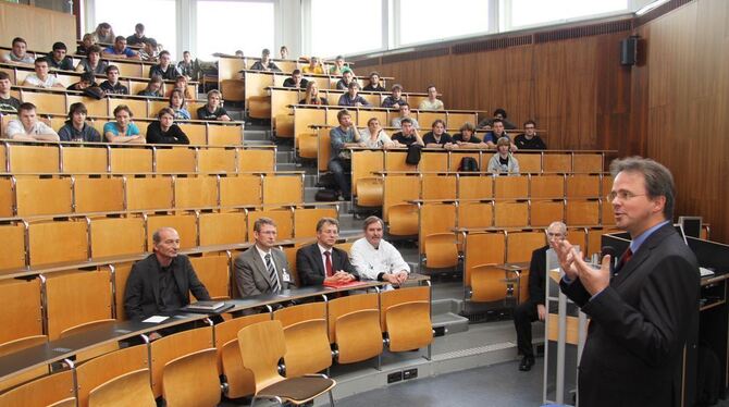 Der Bundesbeauftragte für Zivildienst, Jens Kreuter (rechts), spricht in der Tübinger Uniklinik mit Zivis über ihre Arbeit. Die