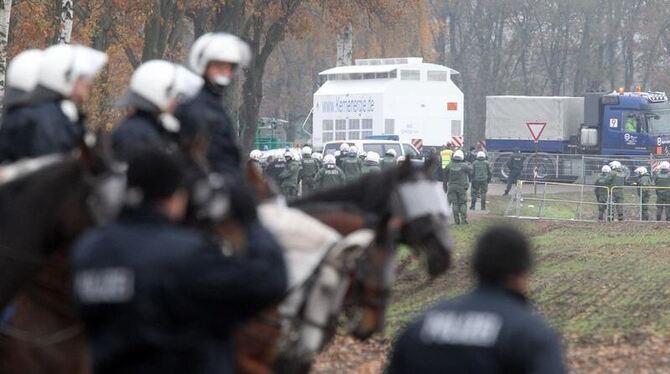 Eine Reiterstaffel der Polizei beobachtet die Abfahrt des Castor-Transports von Dannenberg nach Gorleben. Angesichts des rund