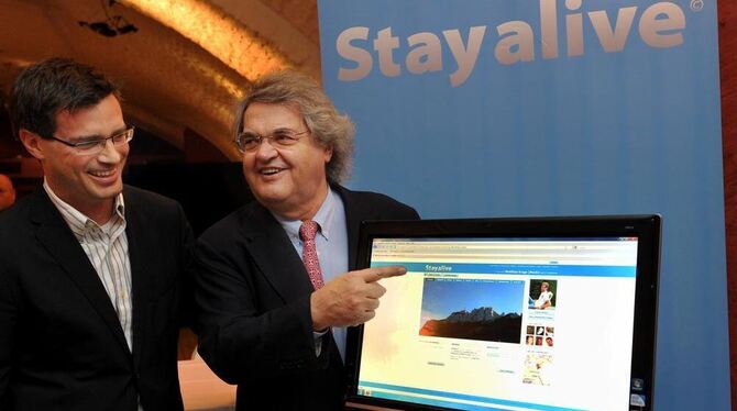 Präsentieren Stayalive.com: Helmut Markwort (rechts) und sein Partner Matthias Krage.