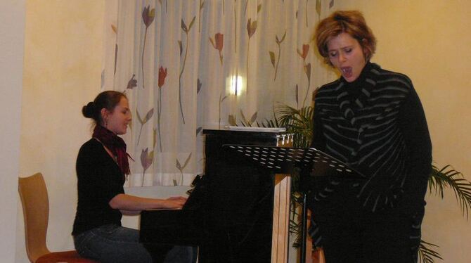 Alexandra Ismer (Klavier) und Melanie Hirsch (Sopran) sorgten für die musikalische Bereicherung der Gedenkfeier. FOTO: HENES