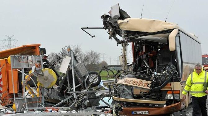 Bei dem Schulbus-Unglück auf der A28 sind zahlreiche Schüler verletzt worden.