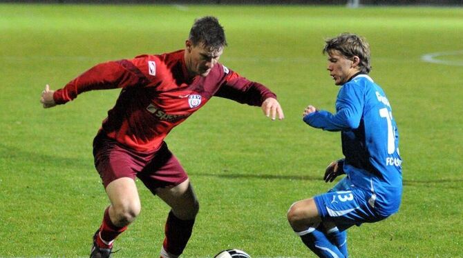 Der Reutlinger Torschütze Andreas Rill (links) im Duell mit Walldorfs Marcel Gruber.  FOTO: THOMYS