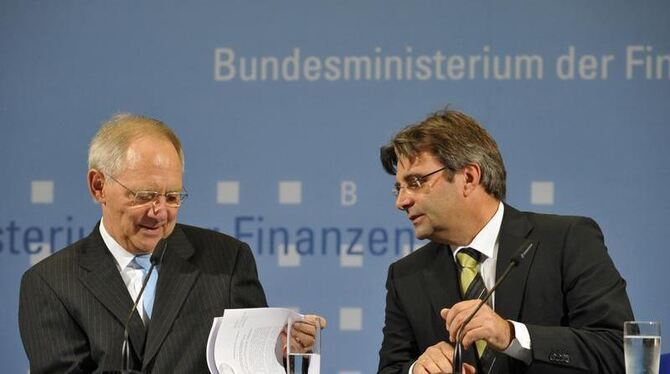 Bundesfinanzminister Wolfgang Schäuble und sein damaliger Sprecher Michael Offer bei einer Pressekonferenz. (Archivbild  vom