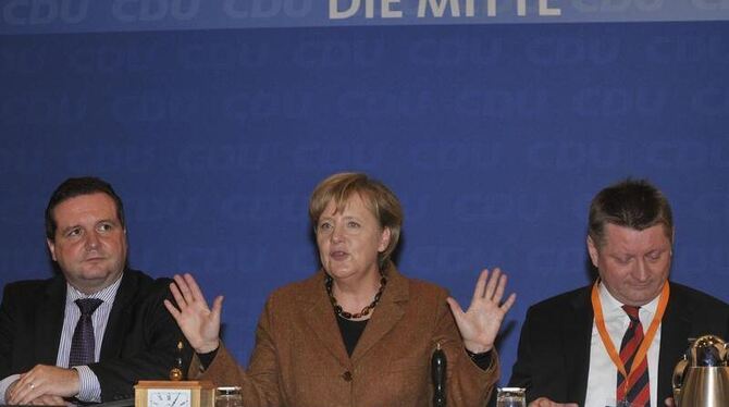 Mappus, Ministerpräsident von Baden-Württemberg, Kanzlerin Merkel, und Parteivorsitzender Gröhe (l-r). Parteichefin Merkel st