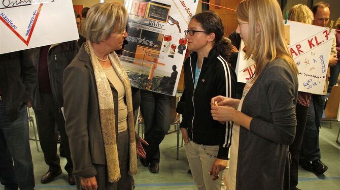 Dekanin Marie-Luise Kling-de Lazzer im Gespräch in Öschingen. FOTO: HAMMER