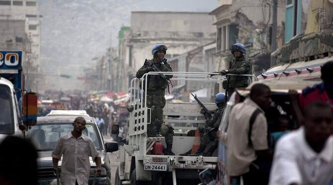 Brasilianische Blauhelmsoldaten fahren in Port-au-Prince Patrouillie.