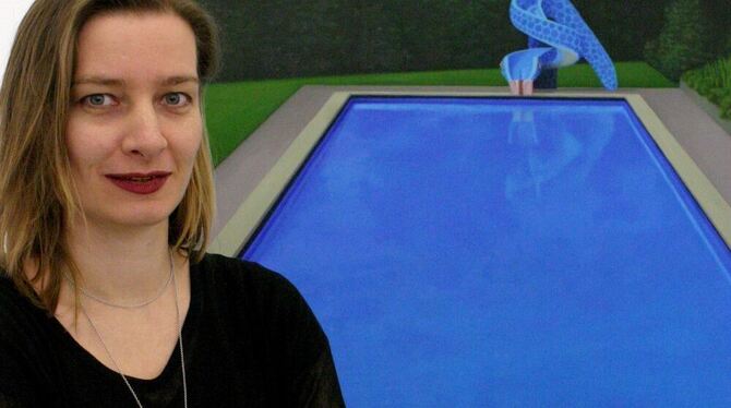 Stefanie Krüger vor ihrem Bild »Schwimmbecken mit Rutsche«. GEA-FOTO: KNAUER