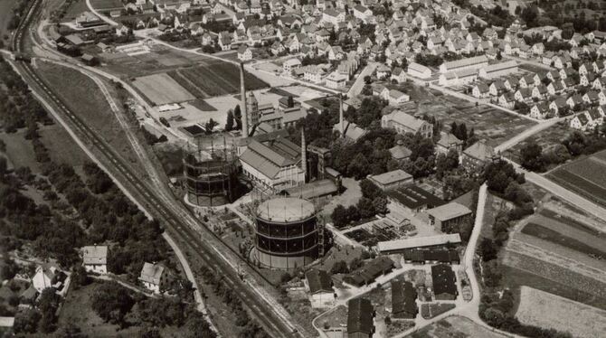 Das Luftbild des Reutlinger Gaswerks mit den großen Gasbehältern wurde 1954 aufgenommen. QUELLE: STADTARCHIV