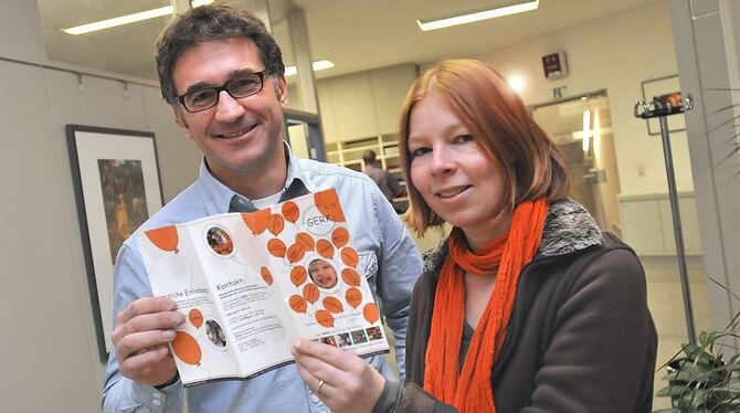 Thomas Kuchelmeister und Claudia Schönjahn mit dem Flyer, der neuerdings in den Einrichtungen verteilt wird und Werbung für den