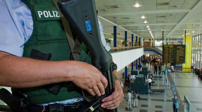 Ein Beamter der Bundespolizei im Flughafen Berlin-Schönefeld (Symbolbild).