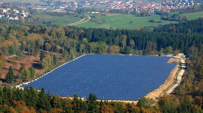 In der früheren Standortschießanlage auf der Haid ist die größte Boden-Solaranlage im Landkreis entstanden. FOTO: BALTZER