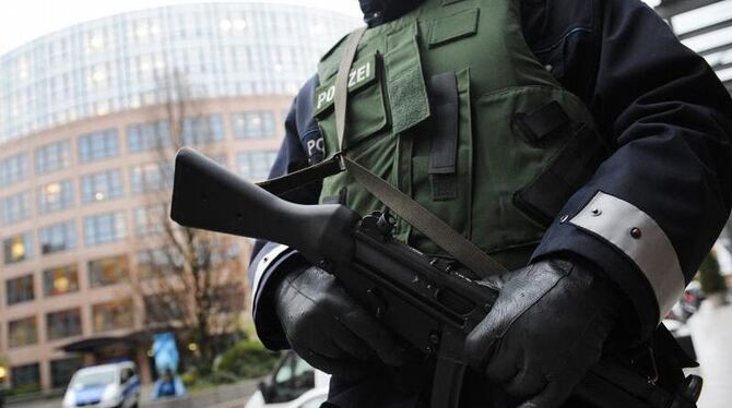 Polizeibeamter vor dem Bundesinnenministerium in Berlin. 