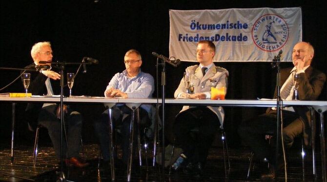 Auf dem Podium: (von links) Paul Russmann, Thomas Seiterich, Michael Johne und Rainer Arnold. FOTO: BÖRNER