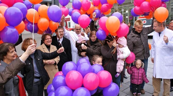 158 Luftballons schwebten gestern vom Klinikum am Steinenberg in den wolkenverhangenen Novemberhimmel.FOTO: STÖRK