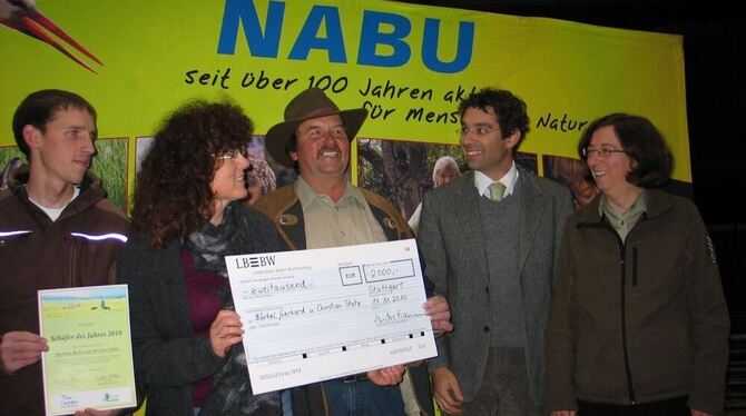 Ein Preisgeld von 2 000 Euro gab es vom Nabu für die »Schäfer des Jahres« Christian, Bärbel und Gerhard Stotz (von links), überr