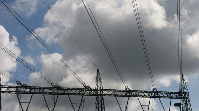 Dunkle Wolken ziehen sich über dem Neckar-Elektrizitätsverband zusammen: Immer mehr wollen aussteigen.  GEA-FOTO: FINK