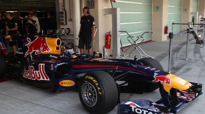 Sebastian Vettel fährt den Red Bull auf dem Yas Marina Circuit aus der Box.