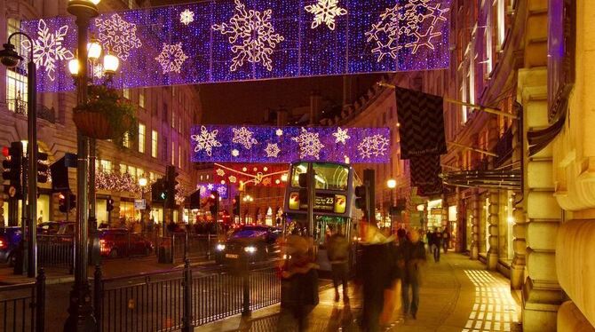 Allein in der Oxford Street in London leuchten in der Vorweihnachtszeit mehr als eine halbe Million LED-Lichter.