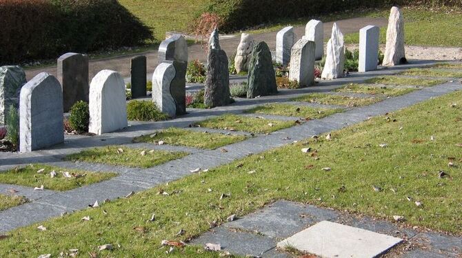 Das Urnengrabfeld auf dem Friedhof in Bleichstetten. Im Vordergrund ist das Fundament für die geplante Stele mit 16 Fächern zu s