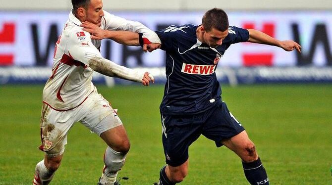 Der Kölner Lukas Podolski (r) versucht Stuttgarts Timo Gebhart abzuschütteln.