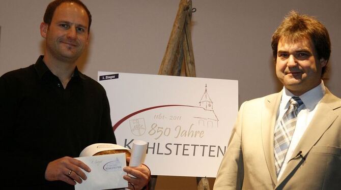 Sieger Oliver Kehle (links) vor seinem Logo mit Ortsvorsteher Martin Mauser. FOTO: LPT