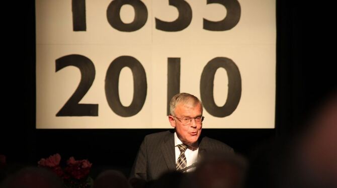 Ex-Uni-Rektor Eberhard Schaich bei der Buchvorstellung in Metzingen. FOTO: LEISTER