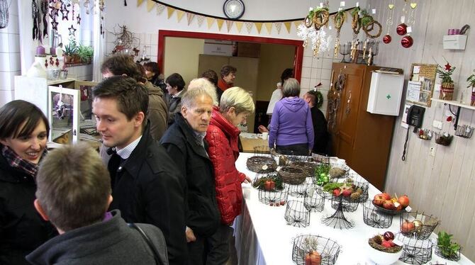 Für viele Besucher des Landheim- Basars steht die Begegnung im Mittelpunkt.  FOTO: PK