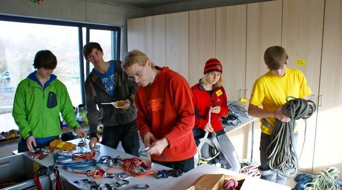 Schnäppchen für Bergfans gab's beim Alpinflohmarkt. FOTO: STÖRK