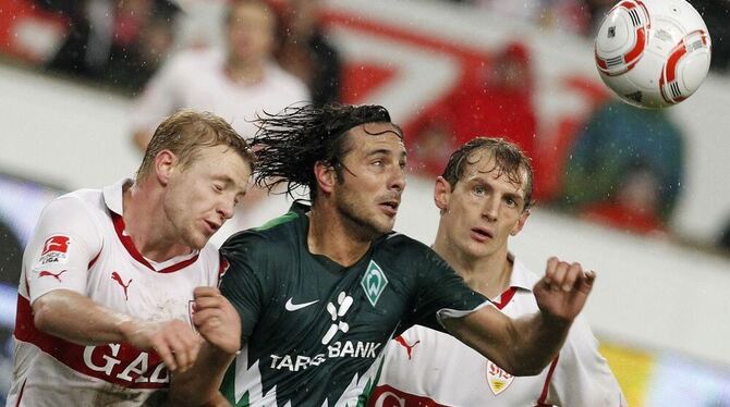 Am 7. November stand Patrick Funk (links) gegen Werder Bremen (Mitte: Claudio Pizarro) auf dem Platz. FOTO: AP