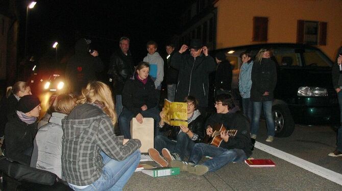 Die Honauer Jugend feiert spontan auf der B 312.